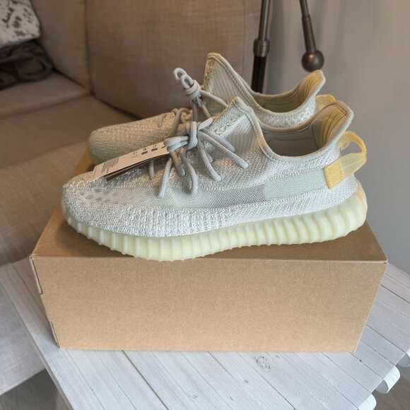 BRAND NEW IN BOX MEN'S adidas YEEZY BOOST 350 V2 